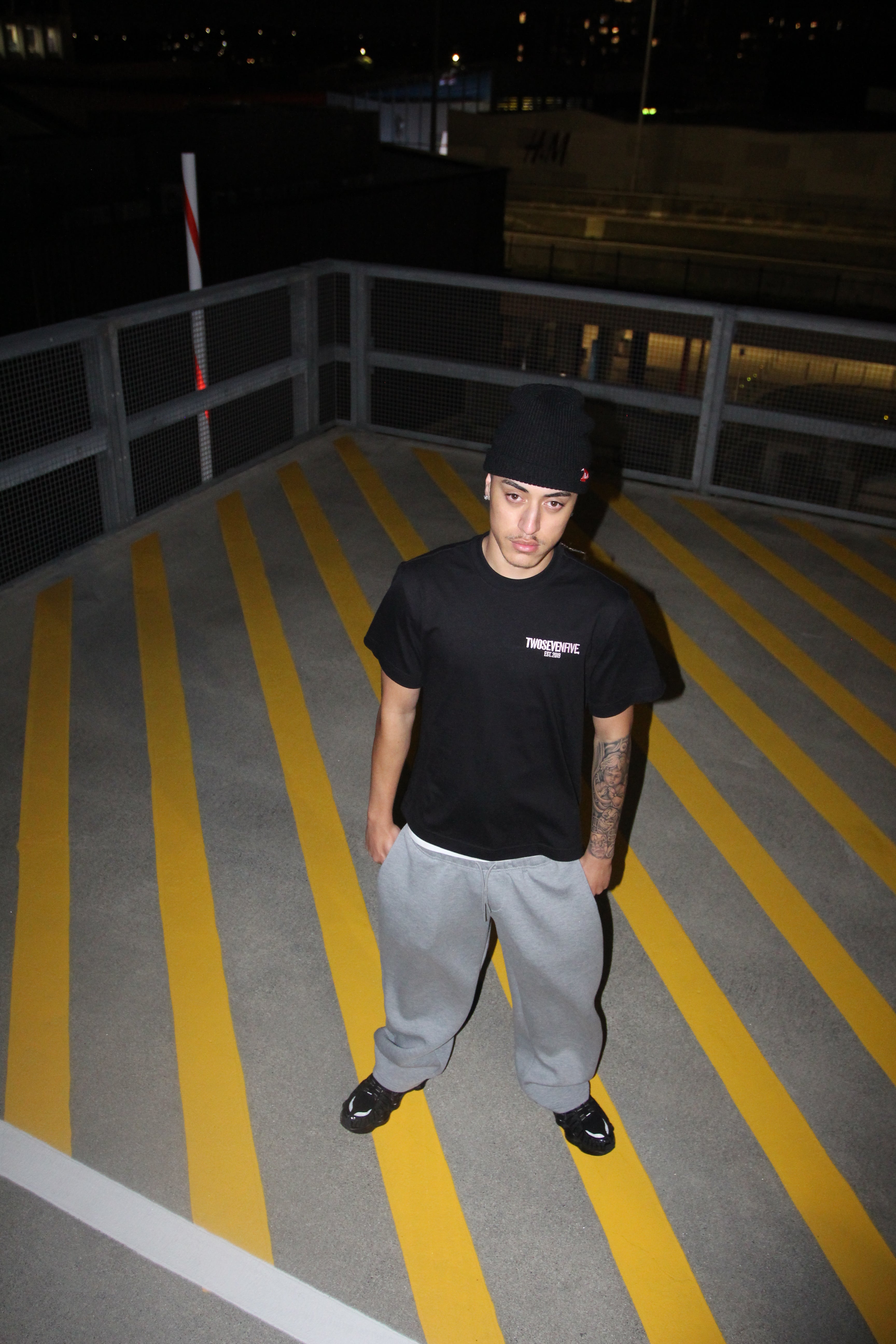 NEW!! Twosevenfive Essential. T-Shirt Black/Pink
